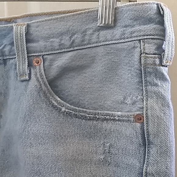 FINAL MARKDOWN LEVI’S 501 distressed denim shorts 28 waistline - Picture 4 of 15